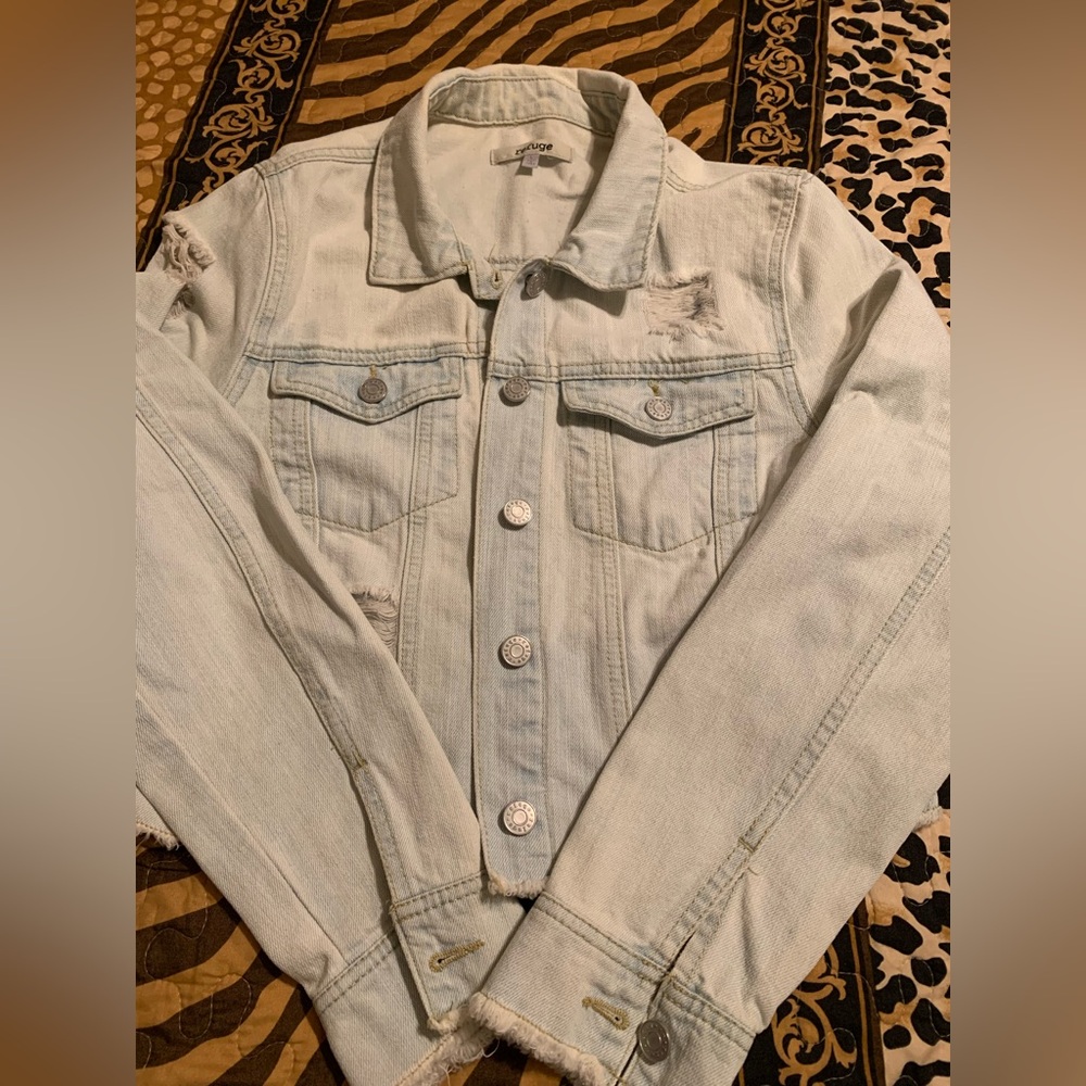 Refuge brand* cropped blue Jean jacket light wash color!! Distressed WM LG